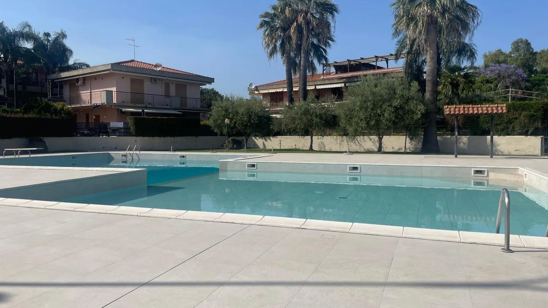 Elegant Apartment In Residence With Pool أتشيريالي